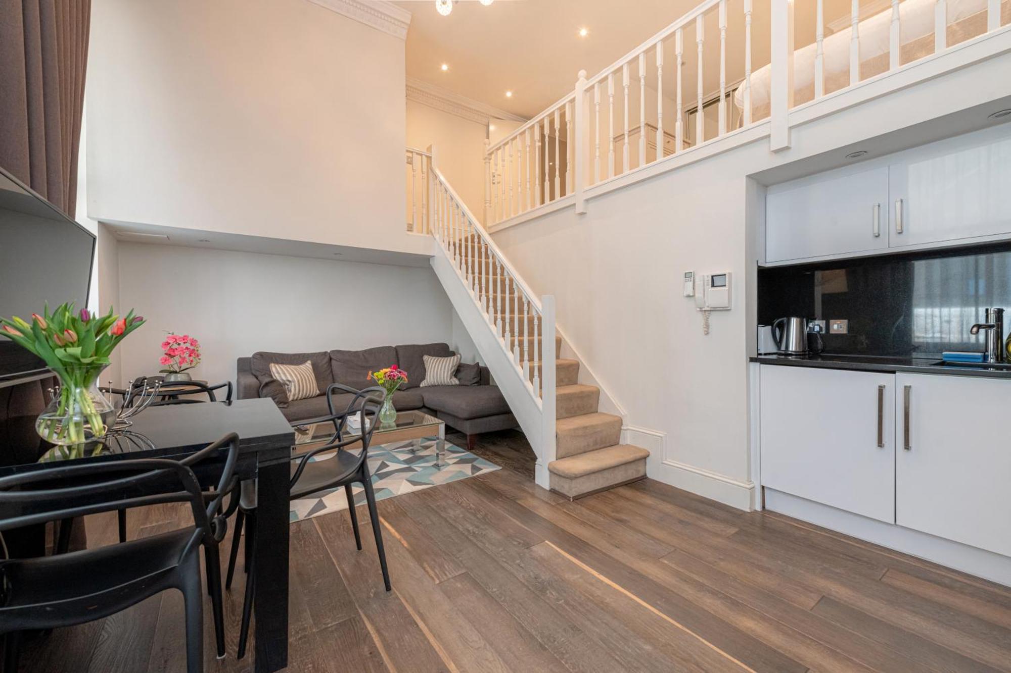 Queensgate Court London Room photo